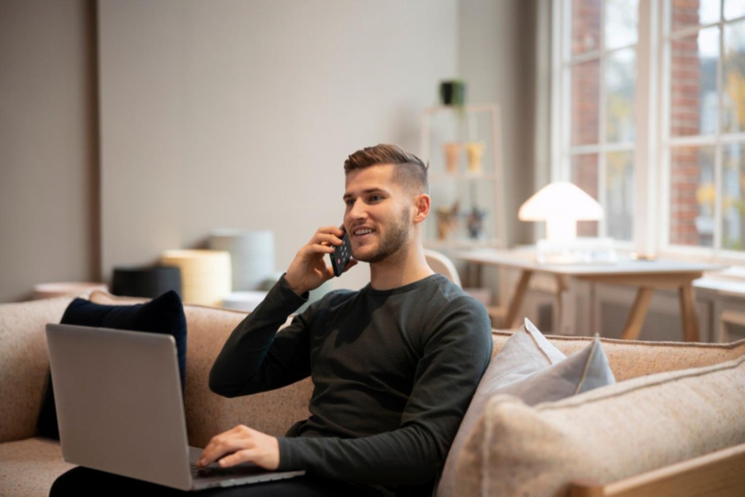 Moderne Arbeitsumgebung mit digitalen Tools für Finanzautomation