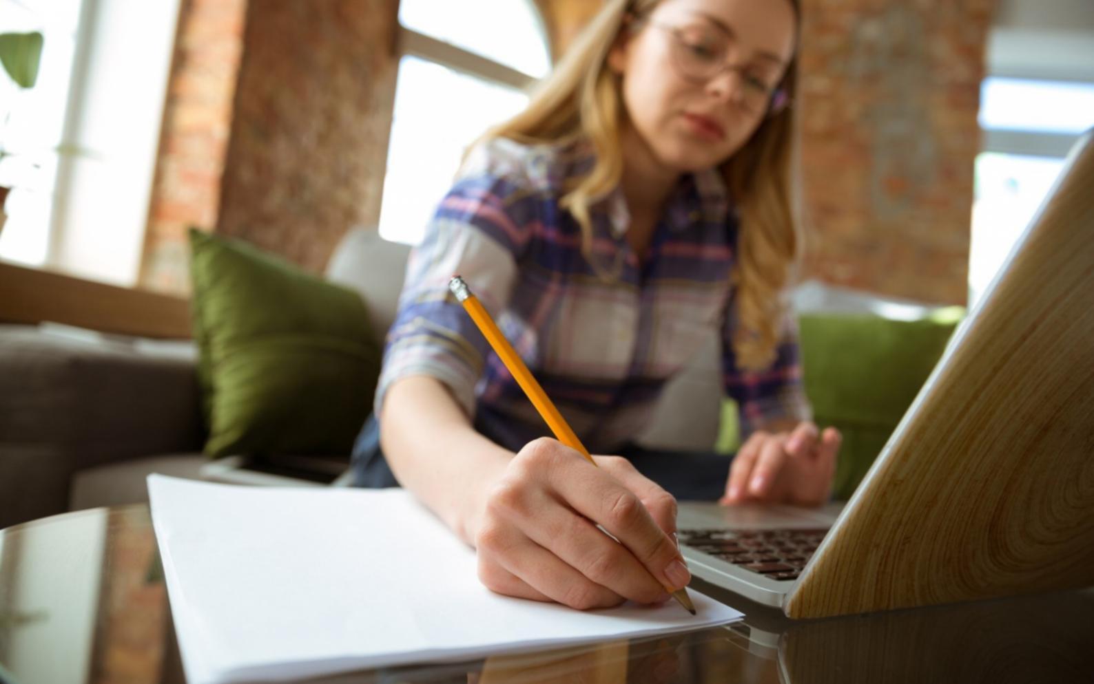 Arbeitsumgebung für Finanzautomation mit Laptop und Dokumenten